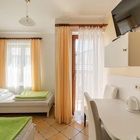 Pokoje Goscinne Columbus Karwia Zewnętrze zdjęcie